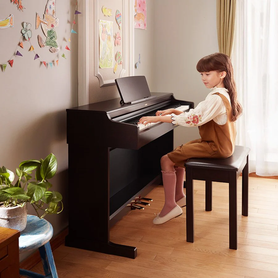 Sonoridad mediante la resonancia producida en el muebloe por los altavoces de un piano electrónico Aurius de Yamaha